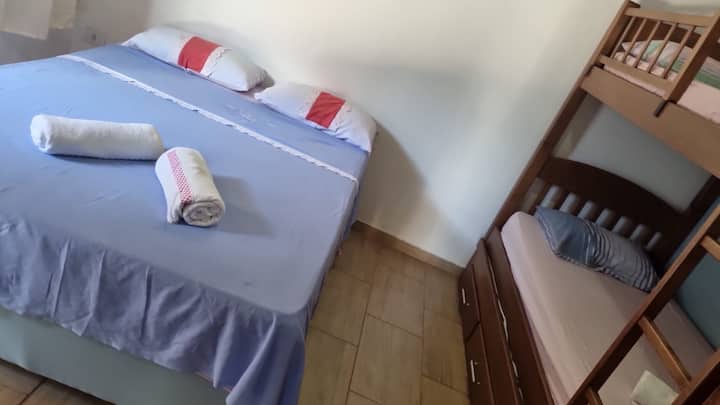 Dhoma e gjumit 2-  Një krevat dopio dhe 1 triliche.