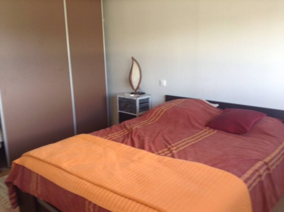 chambre climatisée, volet roulant, literie fournie