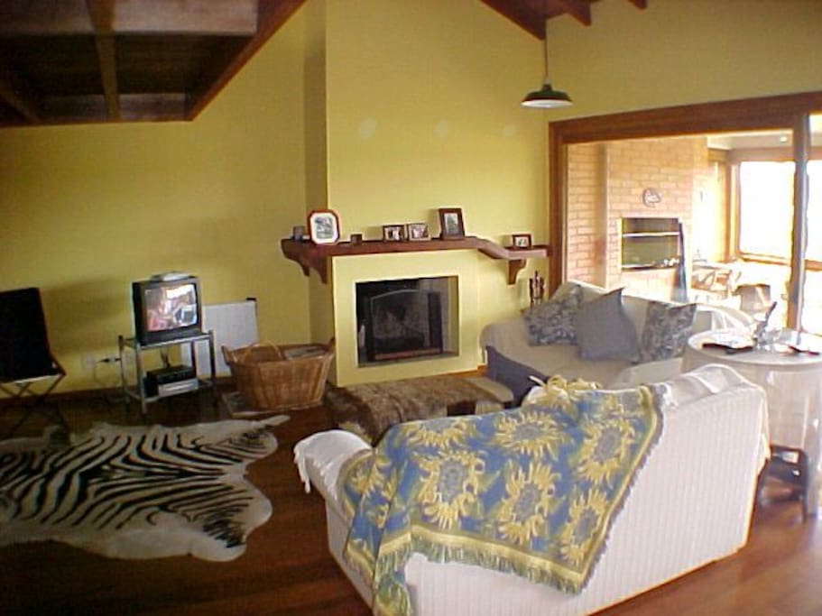 Sala ampla com lareira.