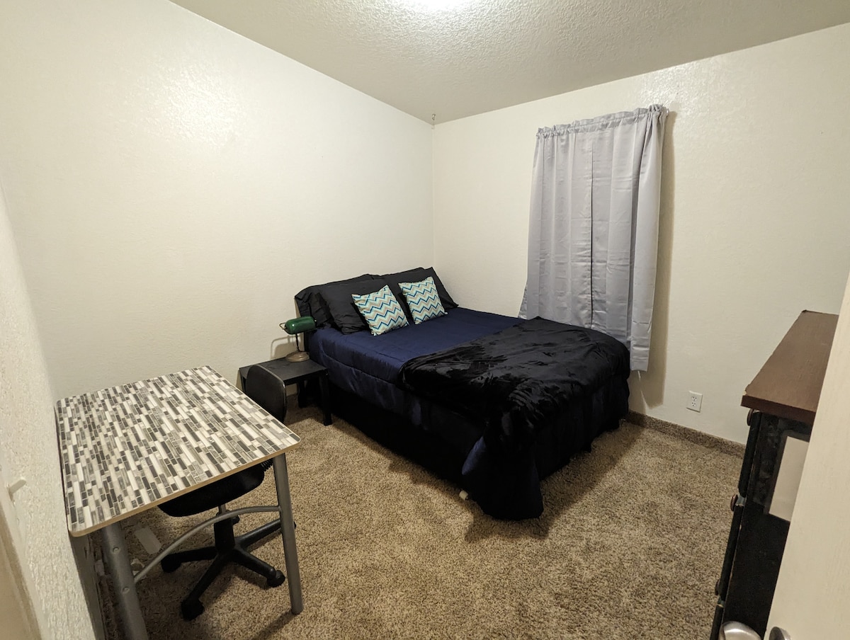 เตียงเต็มรูปแบบ • โต๊ะทำงาน • เก้าอี้สำนักงานสมาร์ททีวี