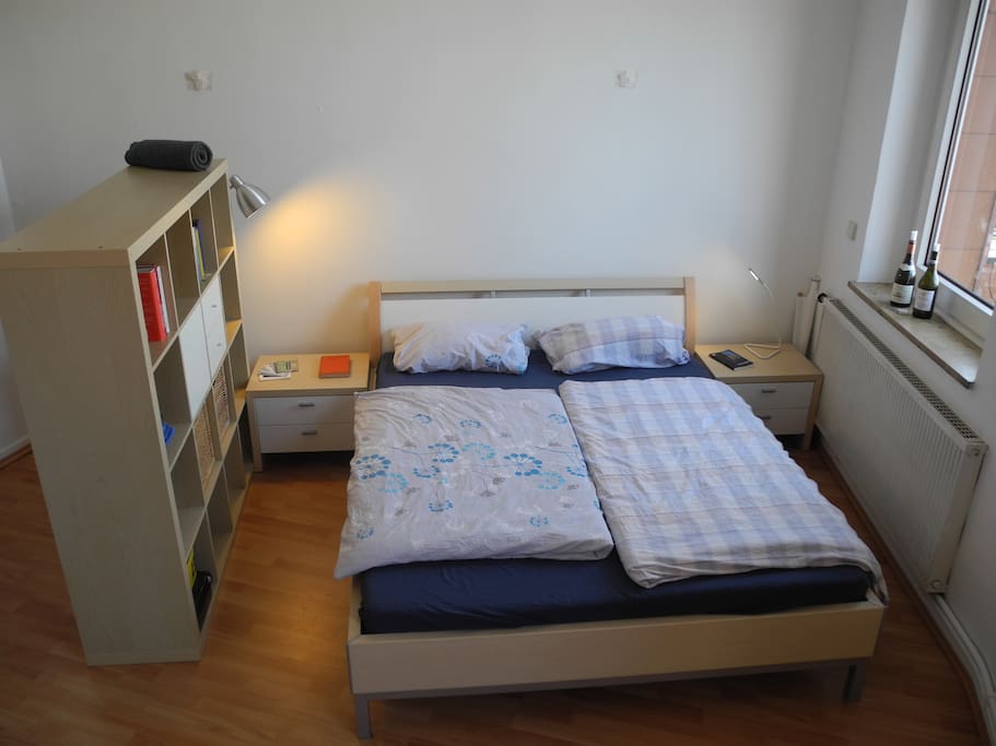 Großes Bett (1,8x2m).