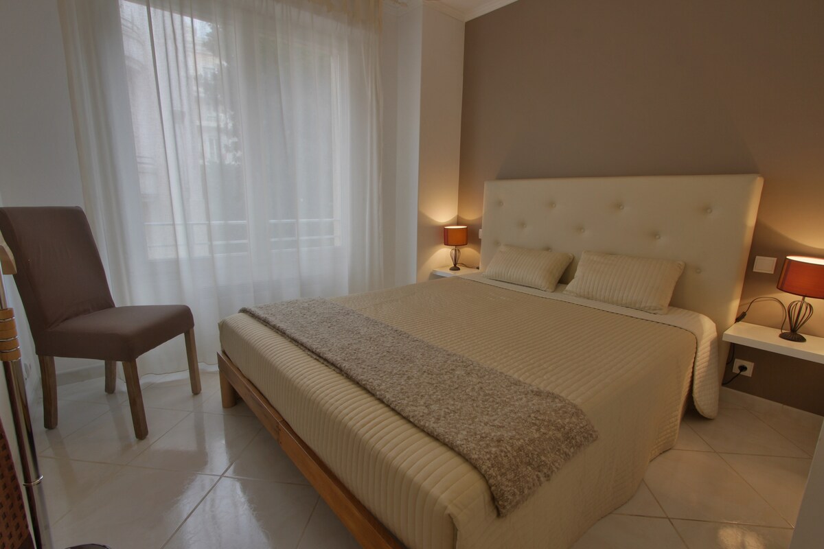 One bedroom with a 160 x 200 bed and closet/wardrobe