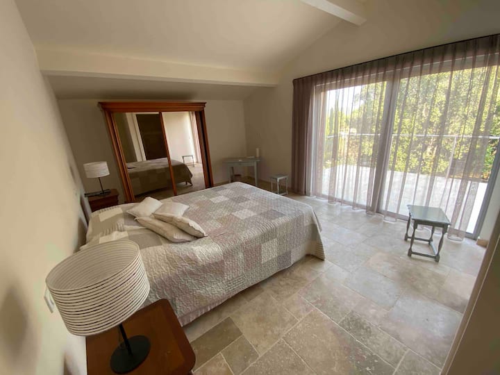 Chumba cha kulala cha PMR na dirisha la ghuba ya matuta 