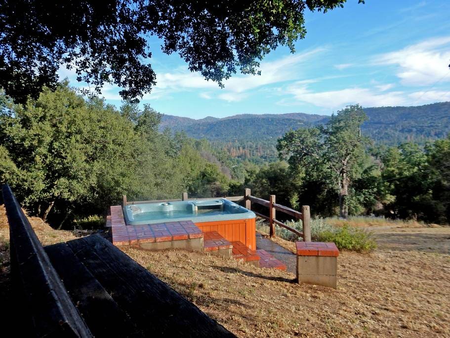 Hot Tub with amazing star gazing!