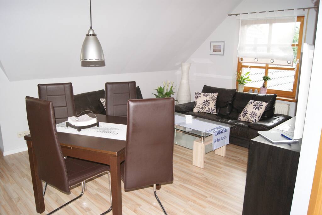 Wohn- und Essbereich mit Zugang zum Balkon
