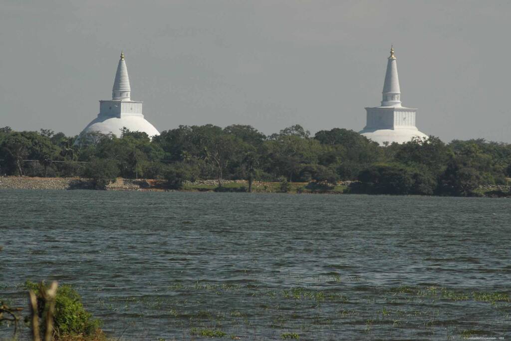 Ruwanweli Saaya and Mirisawetiya Pagodas