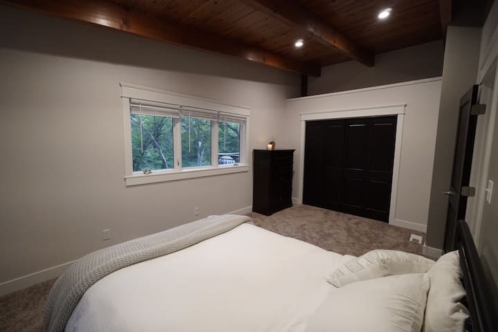 Ini adalah KEBAHAGIAAN! Bersara dan berehat dalam kemewahan mewah 100 peratus selimut dan bantal angsa, yang disertai dengan linen ultra premium berkualiti tinggi. Semua tilam adalah baharu dan semua peralatan tempat tidur adalah hypoallergenic. 