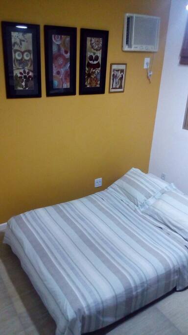 Sofá cama futon de casal e ar condicionado.