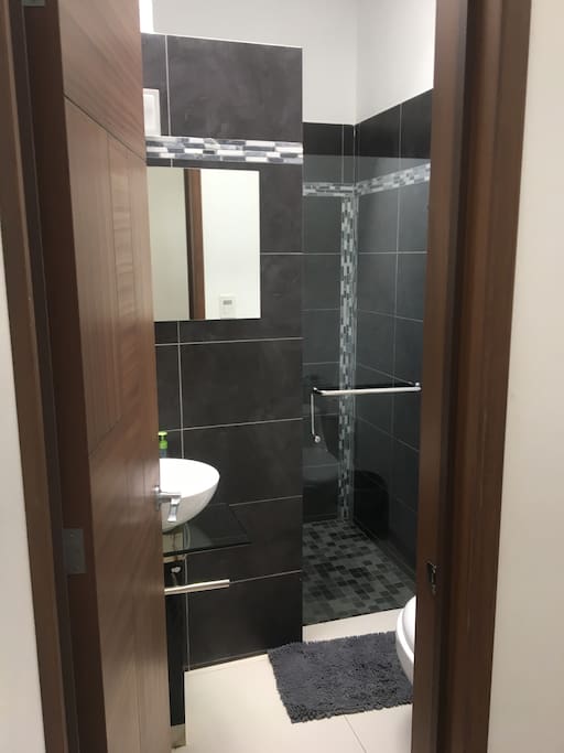 El baño de uso exclusivo a los huéspedes