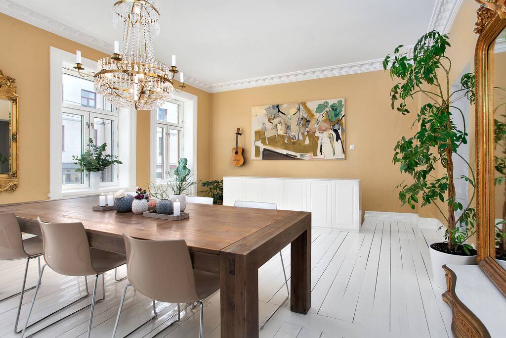 Spacious kitchen/dining area with room for (at least) 6 around the table.