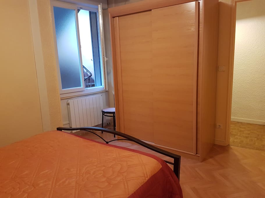 Chambre 1 - Coté rangement et fenêtre