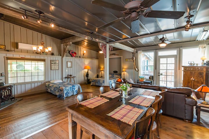 The Carriage House @ Gratidude Ranch, Leipers Fork