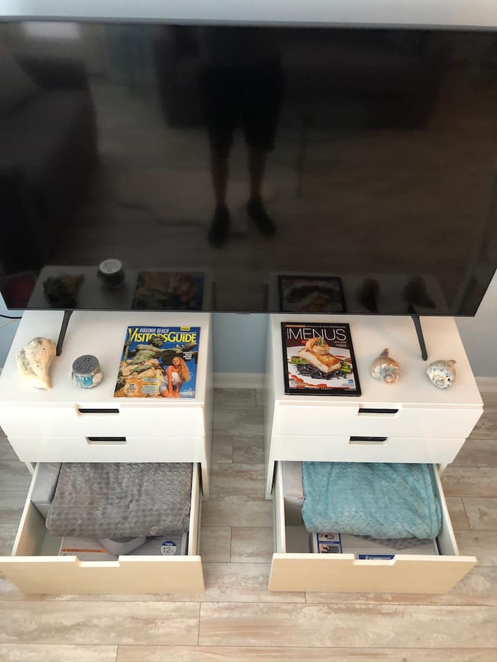 Enorme televisión.  Colchones inflables con sábanas y mantas en los cajones.