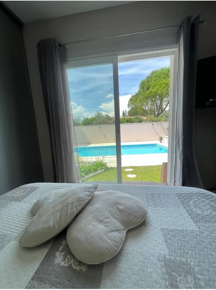 Chambre 1 avec lit King Size avec direct sur la piscine