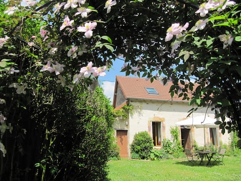hermosa Francia rural; casa de campo romántica