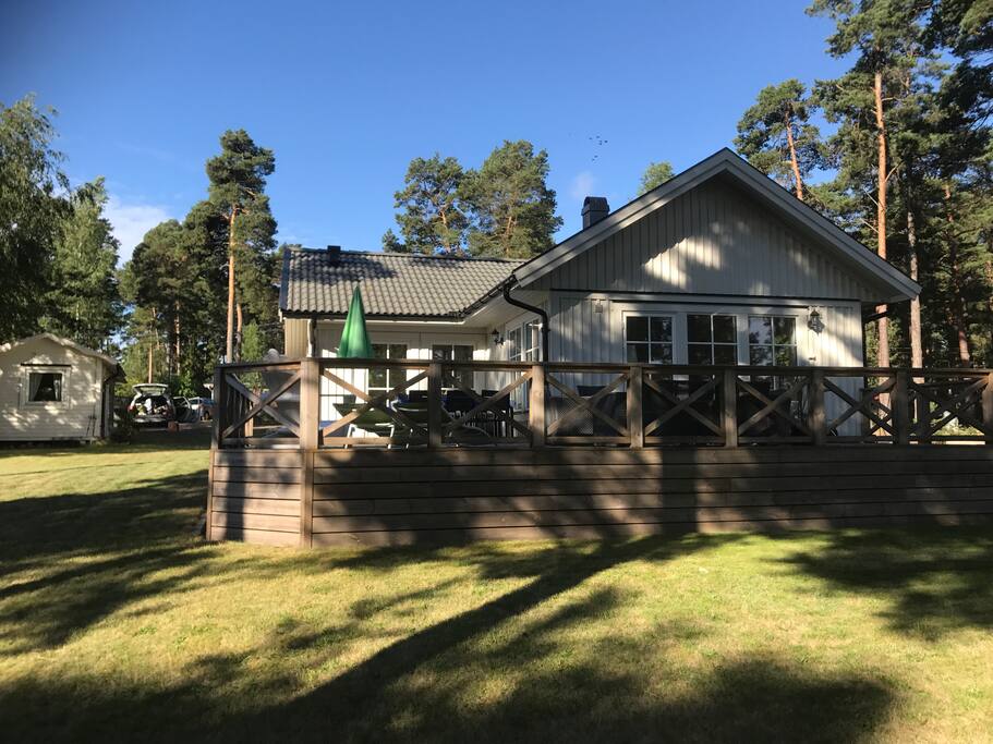 Huset och altanen sett från havssidan
