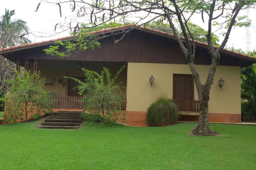 Frente da casa, entrada pelo terraço