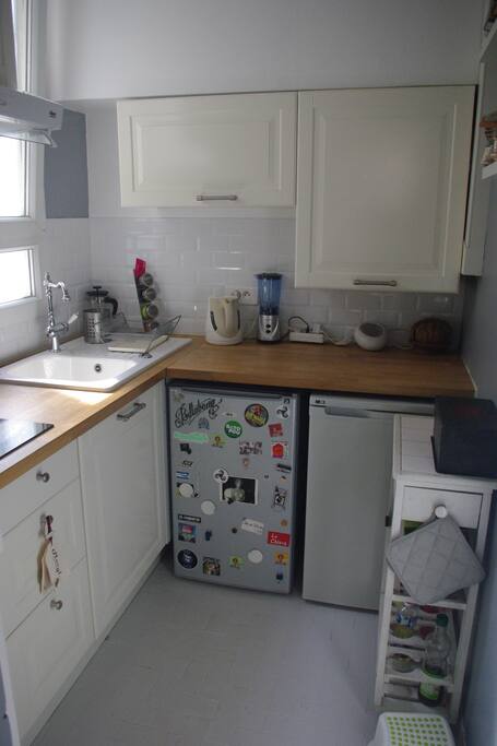 CUISINE EQUIPEE (frigo, congélateur, four, plaques à induction, bouilloire électrique, grille pain...)