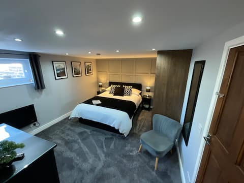 Private Annexe with Modern En-Suite and Parking