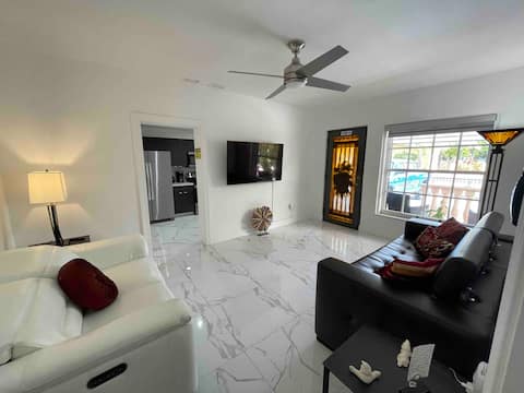 Popular Airbnb listing: Little house, w/porche, 7 mins to MÍA AirPort. in Auburndale
