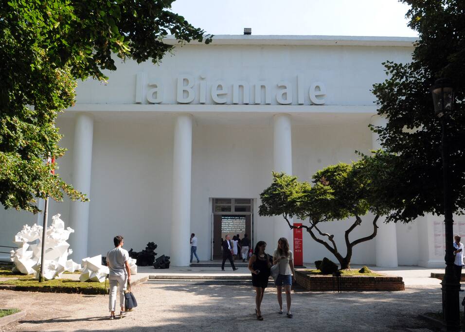 Enter of the Biennale at 1mn at the apartment.