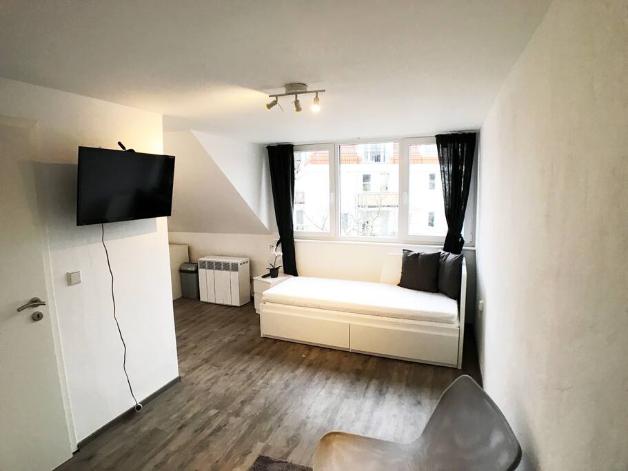 Sie wollen lieber vom Bett aus TV gucken? Kein Problem! Dank des drehbaren TV-Halters.