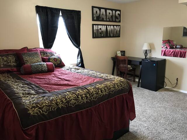 *Cozy Room* Near Airport & Downtown KC!