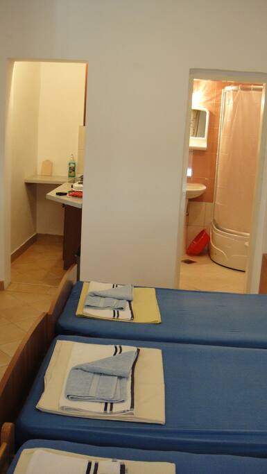 4 single beds
