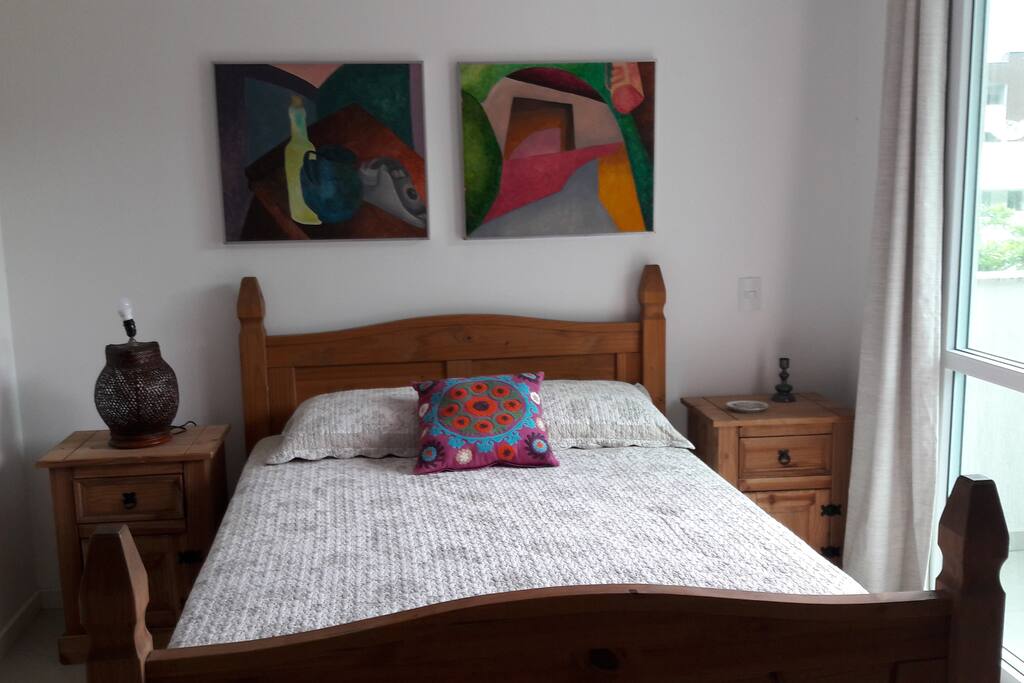 Suíte 1 de casal com ar-condicionado e ventilador