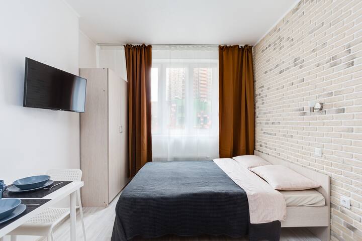 Новая, cтильная студия в светлых тонах.