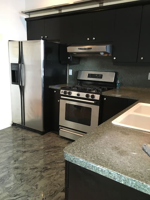 Modern appliances all around