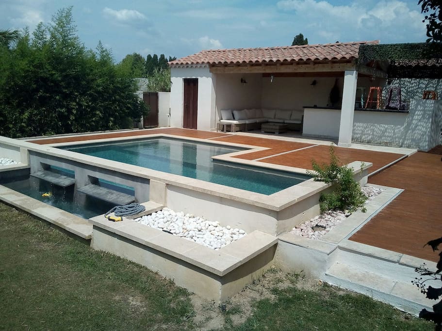 Espace baignade, bassin à débordement et jacuzzi.