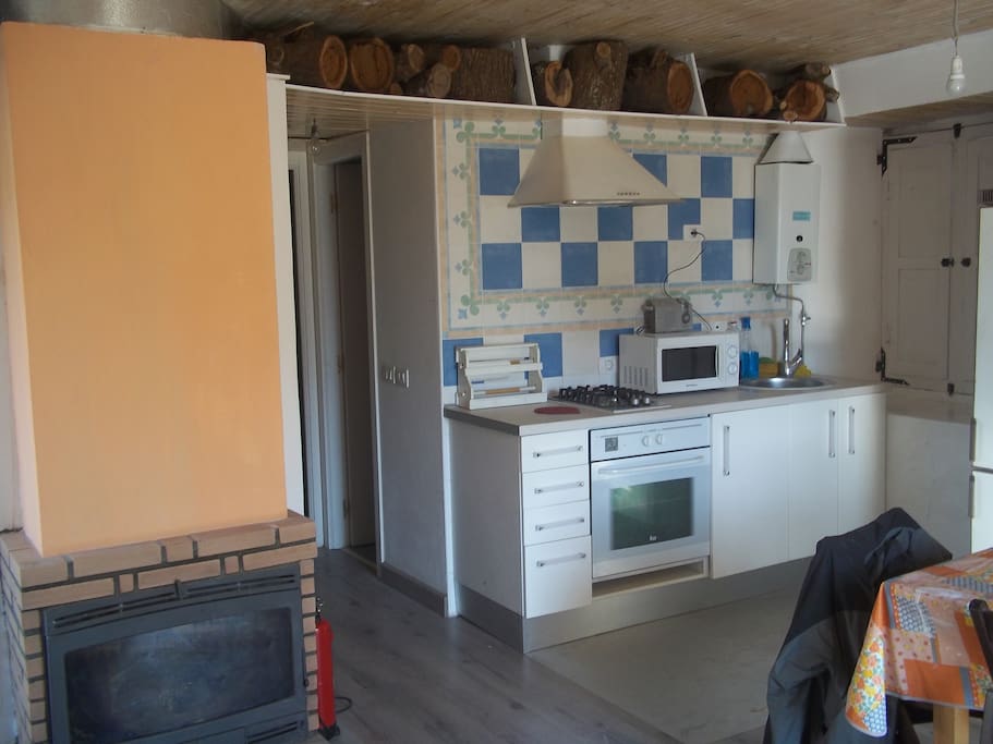 VISTA DE COCINA-COMEDOR-CHIMENEA