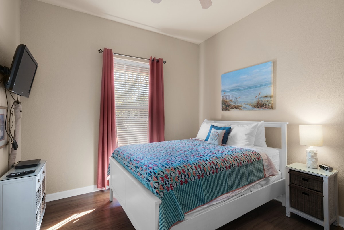 חדר שינה שני עם מיטת קווין סייז וחדר רחצה צמוד