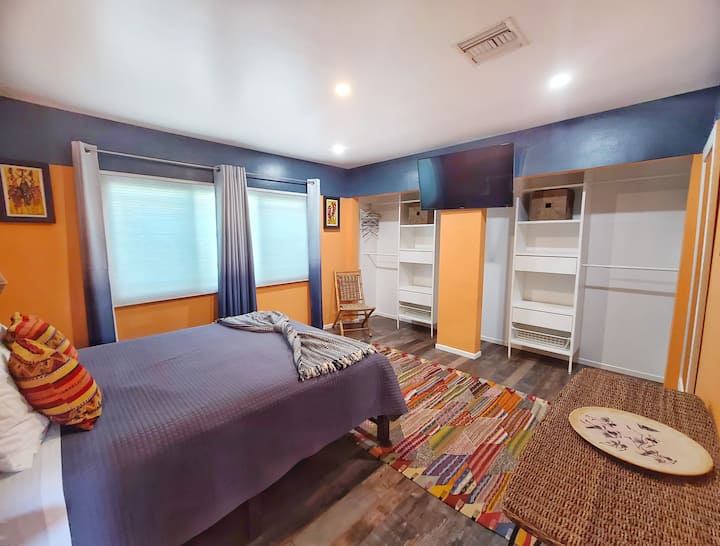 Dormitorio principal con televisión inteligente.