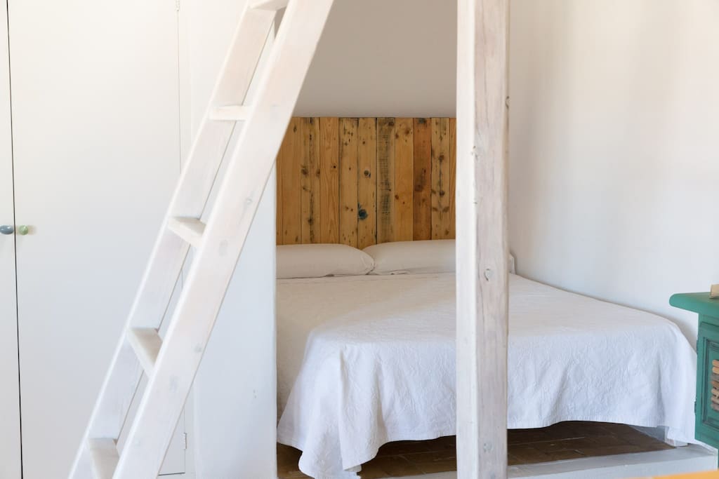 Queen-sized-bed
· Bed 150x 190