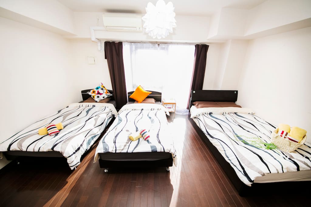 2 Singlebeds (97cmx200cm)with 1SDbeds(120cmx200cm),Senior beds and mattresses。2张单人床和一张SD床(120cmx200cm)。高级床和床垫