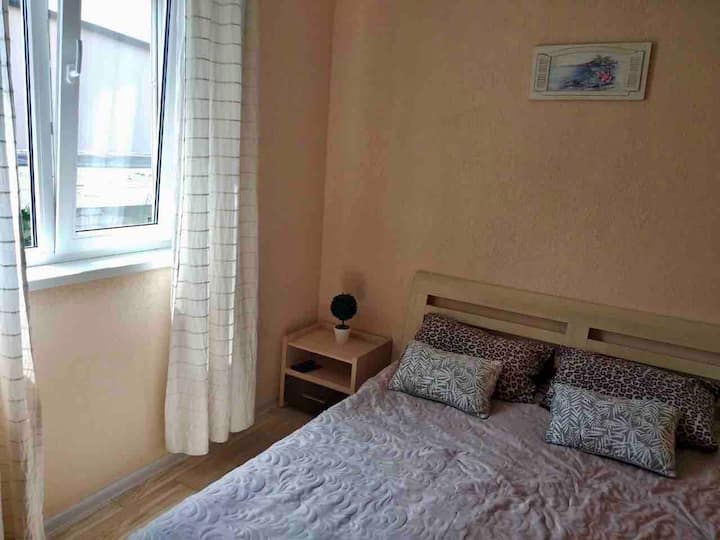 Соба бр. 3 . Се наоѓа на 2 кат. Има двоен кревет, дополнителен преклопен стол. Телевизор, клима уред 