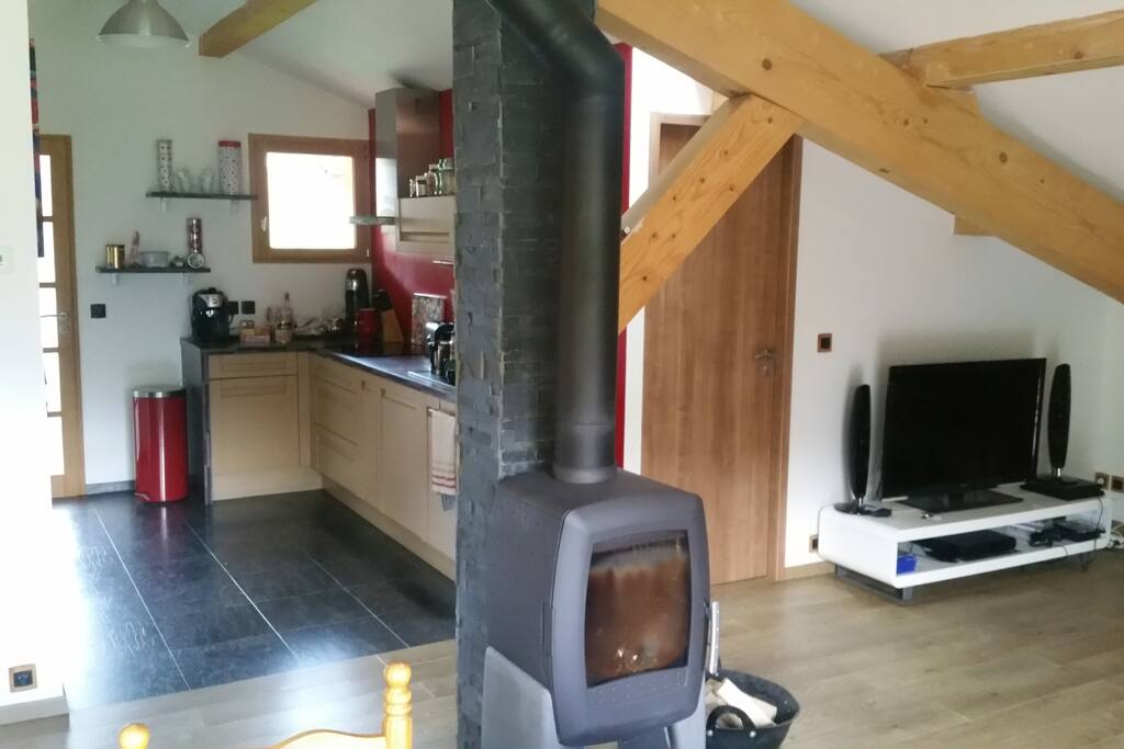 Possibilité de faire du feu dans le poele. Bois a dispo