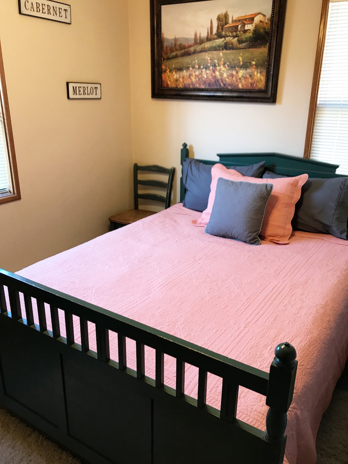 Queen bed met de wijngaarden