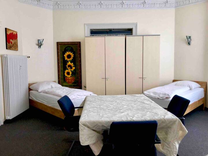 Dormitorio (habitación de entrada) para 2 personas con 2 camas individuales.
