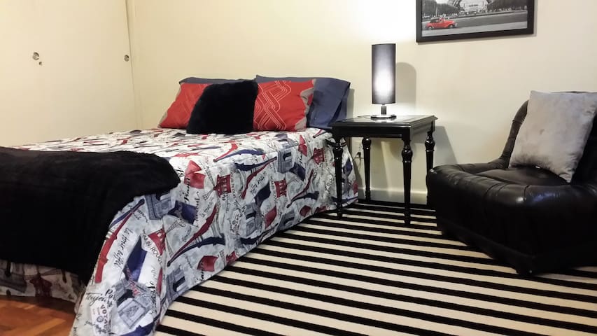 Room in the best location of REFORM 3