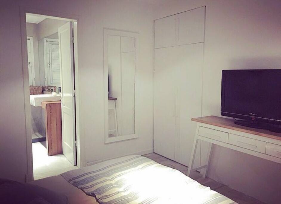 Dormitorio 1 con Placard, cama Matrimonial y baño en Suite con ducha.