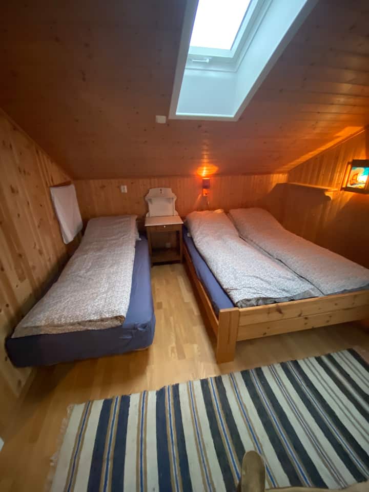 חדר שינה עם מיטה זוגית ומיטת יחיד