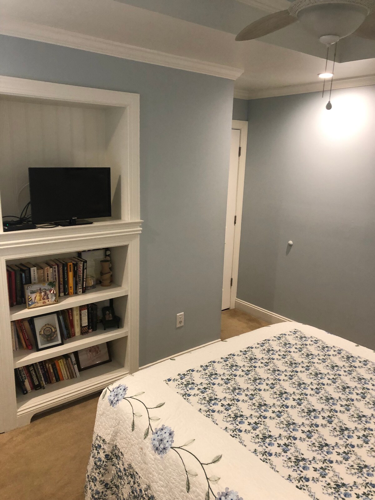 חדר שינה ראשי בקומה השנייה 