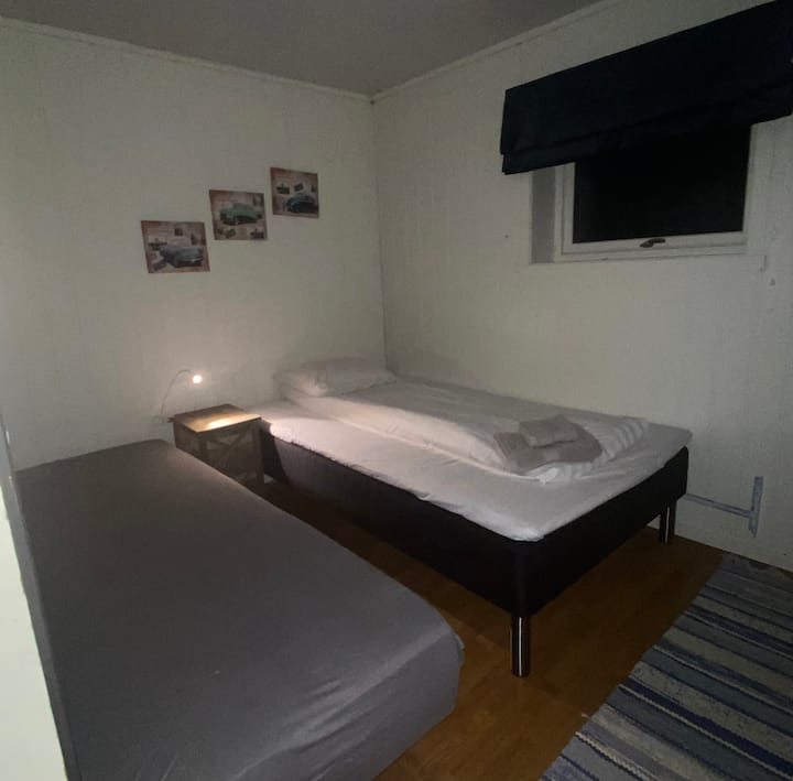Chambre 5 à l'étage du bas.
Lit de 1 x 75 cm
1 lit de 120 cm