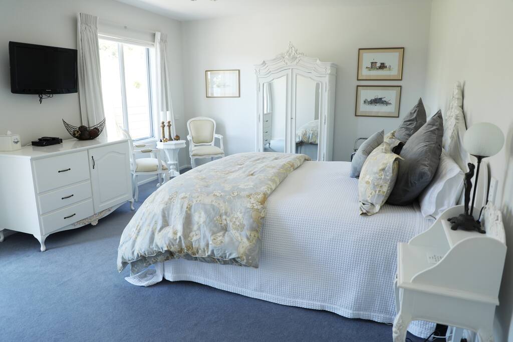 The Kanuka Room has lots of natural tones and light making it the perfect place to relax.
