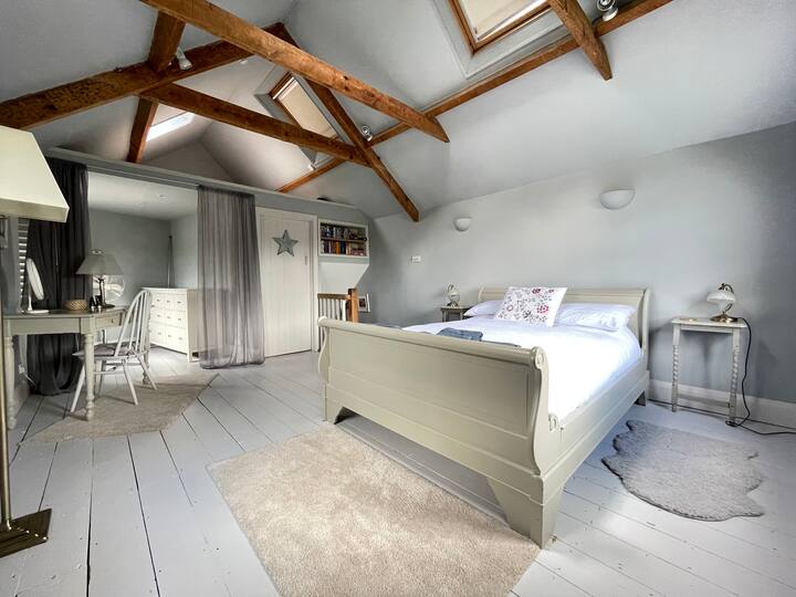 Spacious bedroom with underfloor heating and plenty of space for your clothes in the dressing area.