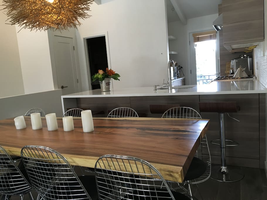 Designed with entertainment in mind. 8 seat dining, 4 stools at the breakfast nook