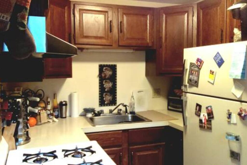 Full Kitchen (lots of appliances)